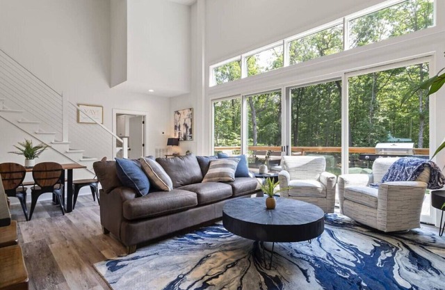 Modern Chalet Near Back 40 Trails Hot Tub & Forest Views