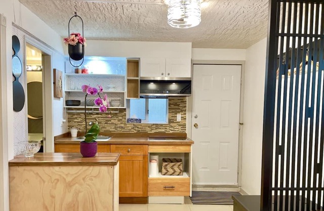 Modern Cheerful 1 Bed+1 Bath+Kitchen-Close to YVR/WIFI/PK