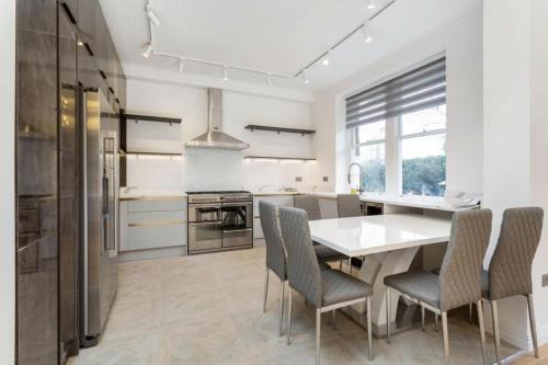 Modern Chelsea Flat, 3Bd 2Bath, with Parking
