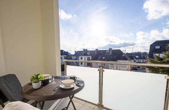 Modern Chic 2BR Apt W Balc close 2 cntr