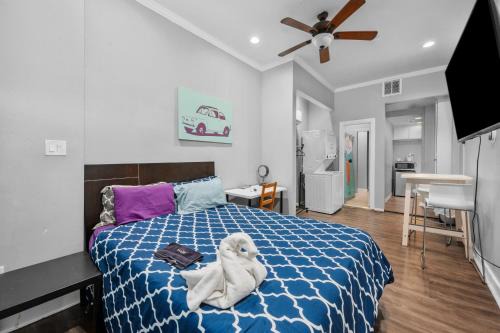 Modern & Chic Montrose Studio - Prime Location & Free Parking
