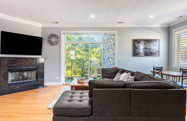 Modern Chicago 3Bd/3Bth Duplex Condo. 12mins to Downtown