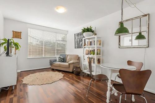 Modern City-Fringe Apartment in New Town