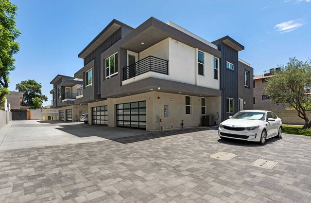 Modern Classic on Edwards Ave