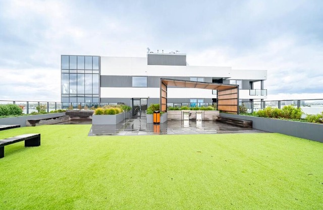 Modern Clayton apartment close to uni and hosptial