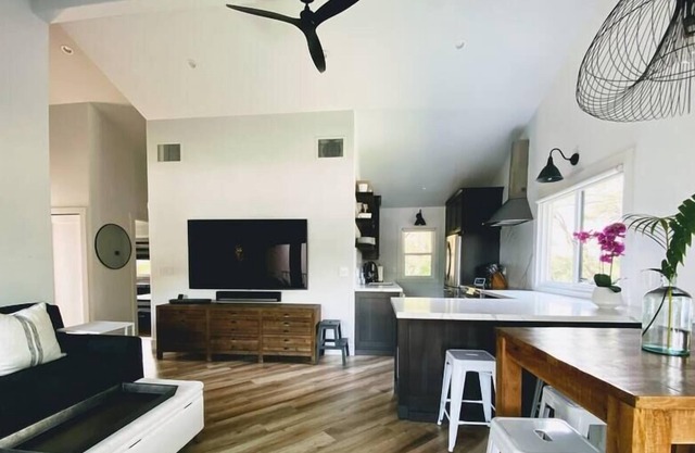 Luxurious Modern Maui Top Floor Beachfront Condo