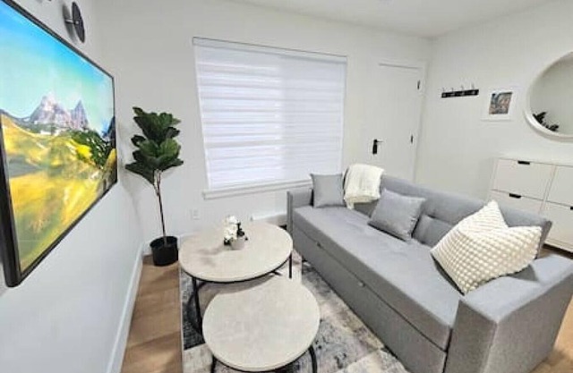 Modern Cloverdale Suite