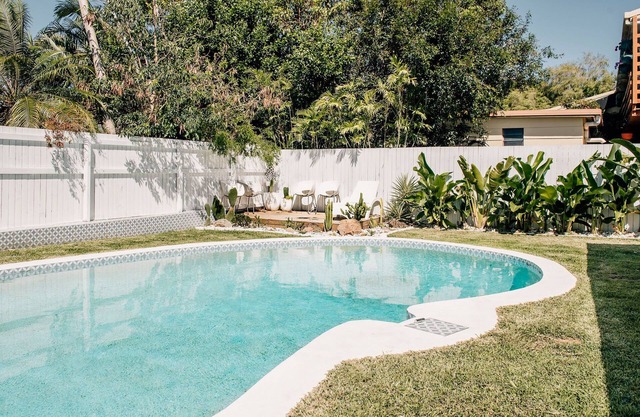 Modern coastal family home - 5 mins to beach!