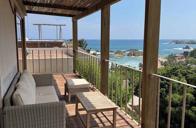 Suite de lujo con vistas del atardecer, la playa y el pintoresco entorno.