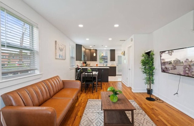 Modern Colonial House, 5m to DC & DCA | CozySuites