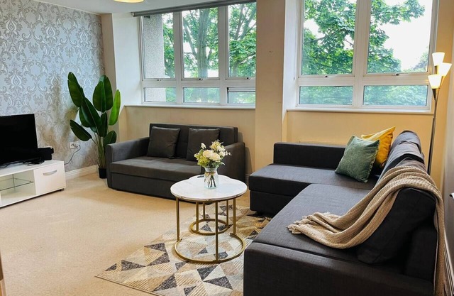 Modern Comfort Stevenage 2bed flat sleep 8 ppl Town Centre