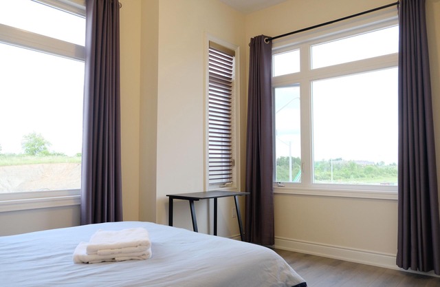 Modern Comfort and Spacious Living in Bayview Avenue Retreat