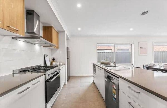Modern Comfort in Tarneit-Spacious 4BR Home