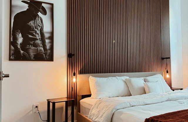 Modern Comfort Meets Texas Charm: Private King Suite Guesthouse in Houston