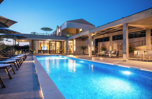 Hermosa villa moderna con piscina de 15 metros en una ubicación inspiradora