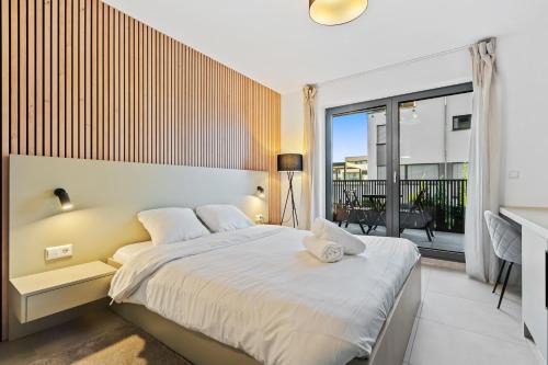 Modern Comfort near Cloche d Or Queen Bed & Balcony
