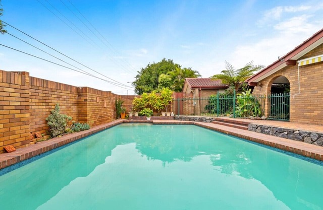 Modern Comfort Retreat: 4-Bed Cozy Haven w/ Pool
