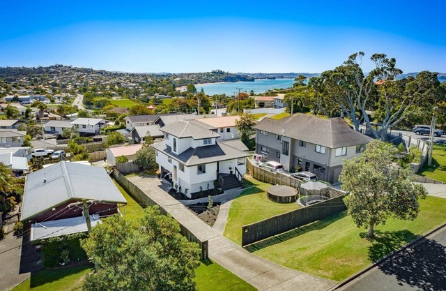 Modern, comfortable and only a 5 minute walk to the beach!