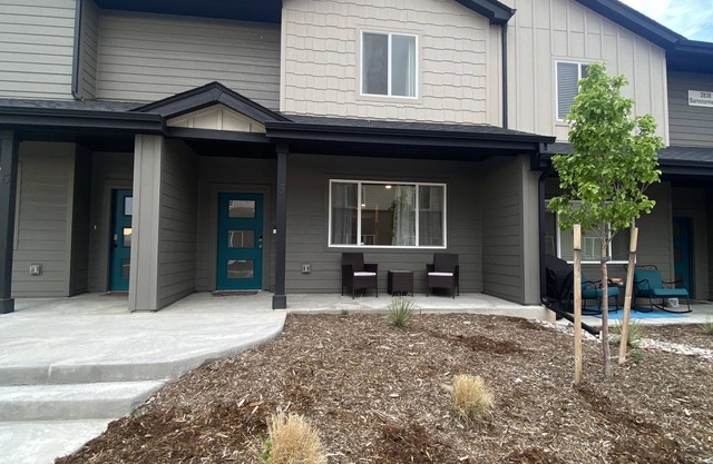 Modern Comforts: 3-Bedroom Townhome w/ 2 kid friendly community pools