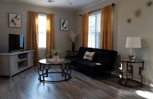 Modern Comforts/ 7min to Downtown