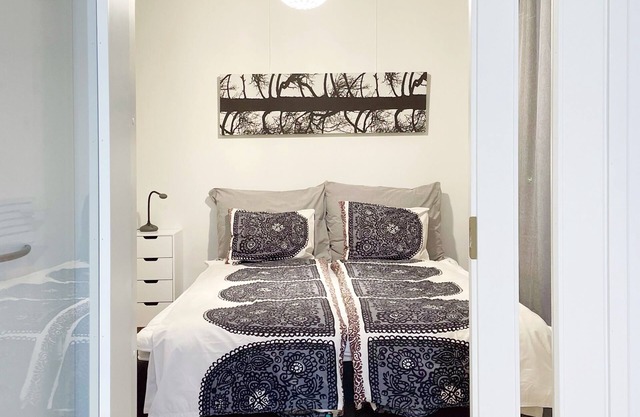 Modern compact top floor flat, parking garage, huge balcony, open views