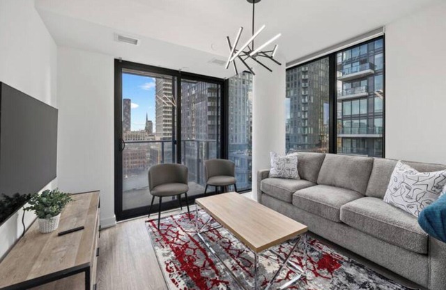 Modern Condo by Dundas Sq, 3BDR/2BTH + City Views