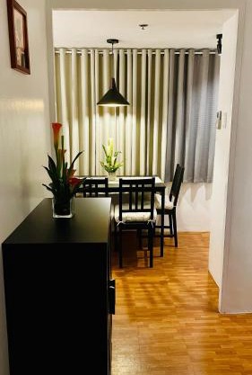 Modern Condo for Couple with Wi-Fi, Netflix & Kitchen, 1 min to MRT Boni