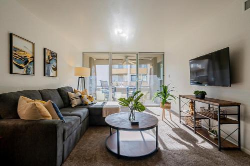 Modern Condo - Get to Old Town in Minutes!