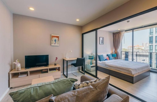 Modern Condo in Nimman (F606) by Pimolplace