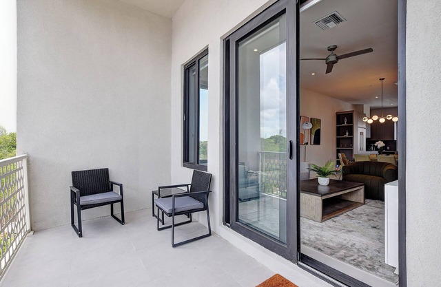 Modern condo, steps to beach. Gym, generator, gated community.