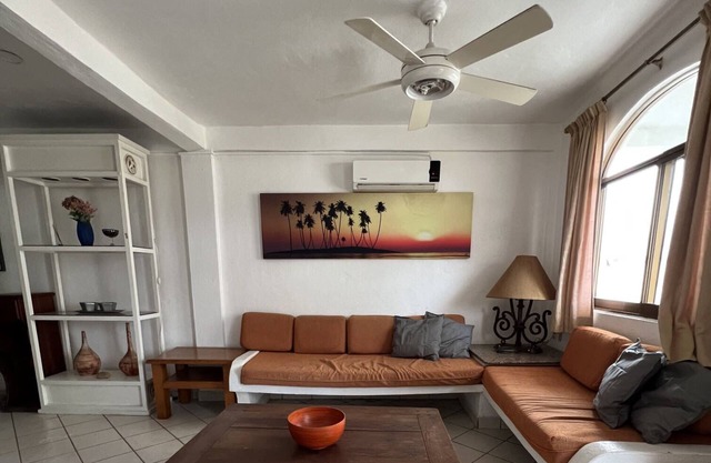 Modern Condo suite - Near the beach