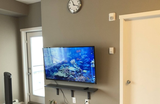 Modern Condo Suite with underground parking nearly Airport