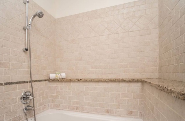 Mountain-chic condo with hot tub and jacuzzi! #347