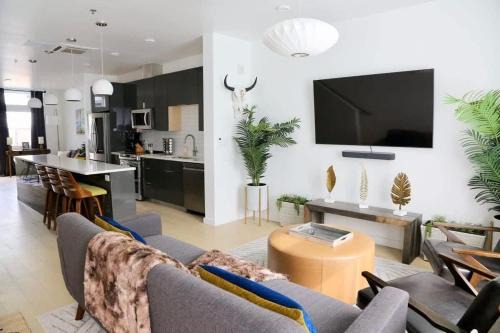 Modern Condo w Patio City Views Heart of DT Austin