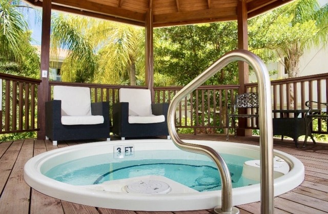 Modern Condo w/ resort amenities. Steps from Grace Bay Beach