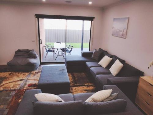 Modern cosey 4bedroom house walk to beach