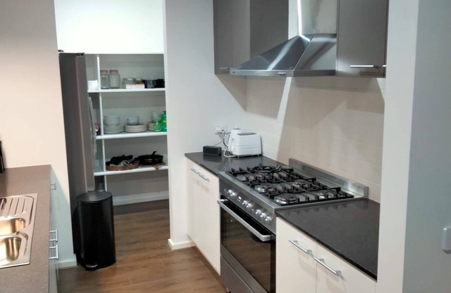 Modern & Cosey 4bedroom House Walk to Beach