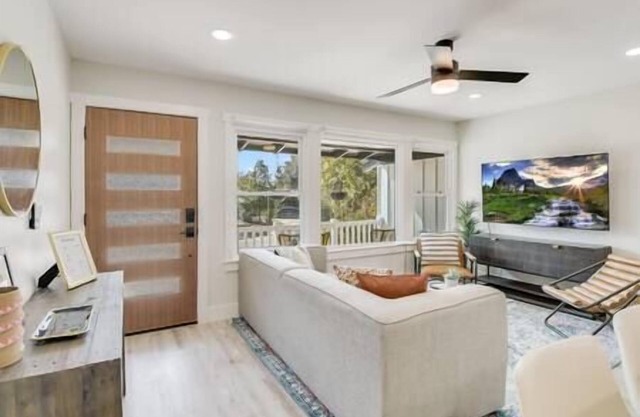 Modern Cottage+8 Guests+Covered Patio+Weber Grill