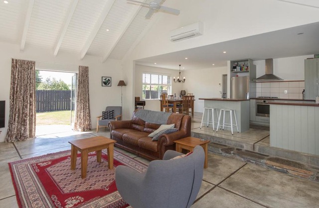 Modern Cottage Charm - Albert Town near Wanaka