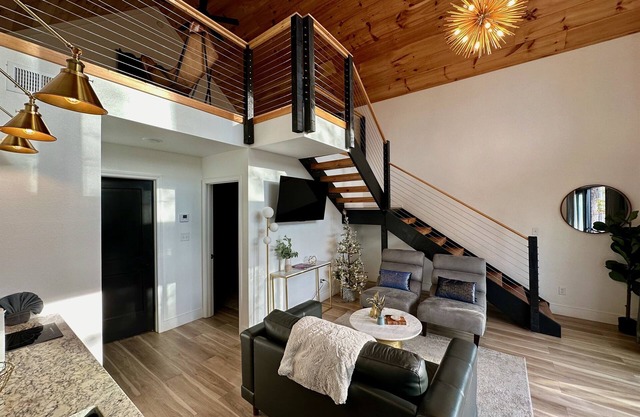 Modern Cottage Amazing Views with Hot Tub!