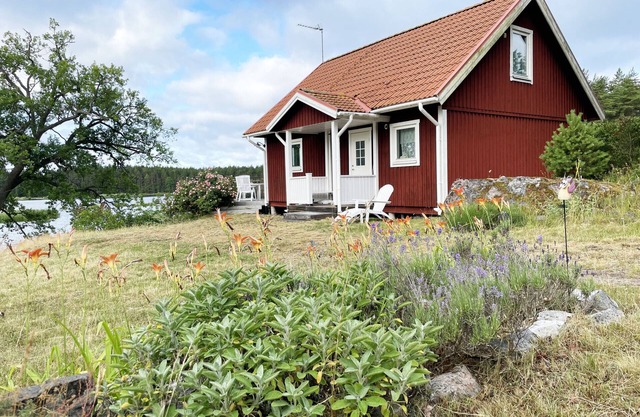 Modern Cottage with Lakeside Location and Idyllic Setting near Loftahammar | SE05084