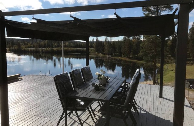 Modern cottage with fantastic lakeside location