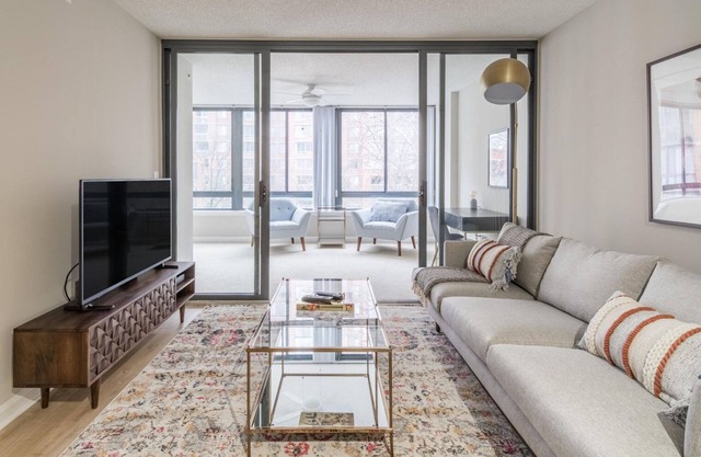 Modern Court House 1BR w/ Elevator, near Plaza & Dining, by Blueground