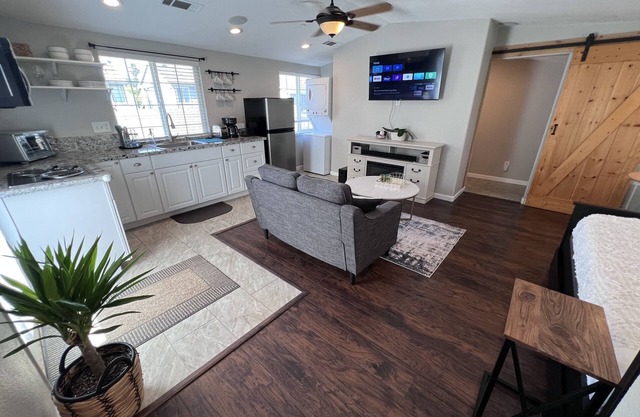 Modern Cozy 1-bedroom Detached Apartment with Private Parking, W/D, Fiber Wifi