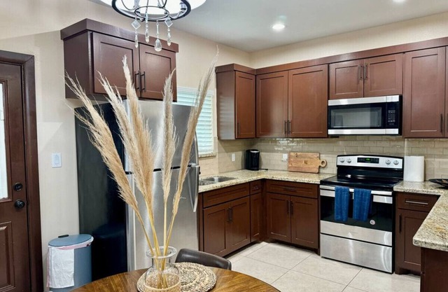 Modern & Cozy - 3 bed Apt with Prime Loc!