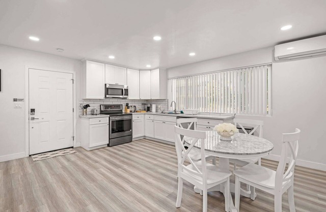 Modern Cozy Apartment w/ Parking in Prime Location #1