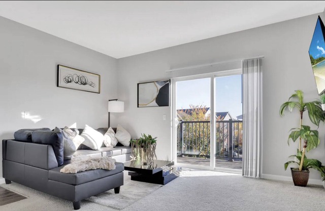 Modern Cozy Balcony Suite/Free Parking/NEW -- 15 minutes from Downtown Columbus!