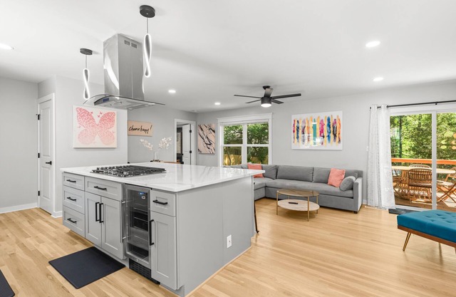 Modern, Cozy Buckhead 4+3 SFH + Backyard