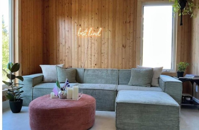 Modern Cozy Cabin On Bonne Bay Pond. 10 min from Gros Morne National Park!