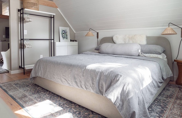 Modern cozy carriage house on quiet corner lot -walk/bike to downtown- sleeps 5